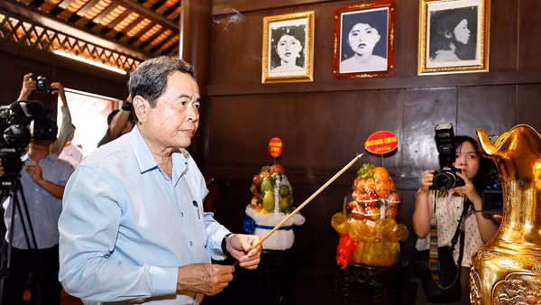 Chủ tịch Quốc hội Trần Thanh Mẫn dâng hương, dâng hoa tại Công viên Tượng đài, Nhà lưu niệm Anh hùng liệt sĩ Võ Thị Sáu. (Ảnh: Doãn Tấn/TTXVN)