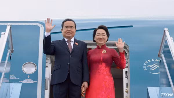 Chủ tịch Quốc hội và Phu nhân lên đường thăm chính thức Hàn Quốc và Mông Cổ. (Ảnh: TTXVN)