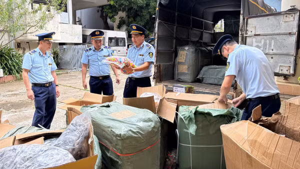 Lực lượng quản lý thị trường tỉnh Lạng Sơn kiểm tra hàng hóa vi phạm bị thu giữ. (Ảnh: QL)