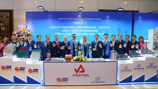 Không gian trưng bày các dòng sản phẩm đạt Thương hiệu quốc gia năm 2026 của VNSTEEL tại Trung tâm Hội nghị Quốc gia (Hà Nội). (Ảnh: Thanh Sơn)