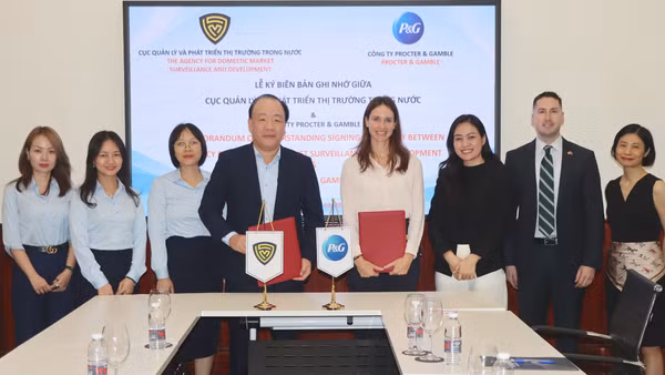 Cục Quản lý và Phát triển thị trường trong nước (Bộ Công thương) và Công ty Procter & Gamble (P&G) ký kết biên bản ghi nhớ hợp tác nhằm tăng cường phối hợp trong công tác phòng, chống hàng giả và bảo vệ quyền sở hữu trí tuệ. (Ảnh: BT)