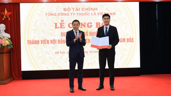 Chủ tịch Hội đồng thành viên Vinataba Hồ Lê Nghĩa trao quyết định bổ nhiệm chức danh Thành viên Hội đồng thành viên Vinataba cho đồng chí Nguyễn Tuấn Sơn. (Ảnh: A. DƯƠNG)