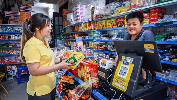 Người dân mua sắm hàng hóa tại một cửa hàng bán lẻ trên địa bàn Thành phố Hà Nội. (Ảnh: THÀNH ĐẠT)