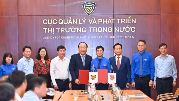 Đại diện hai đơn vị ký Biên bản ghi nhớ hợp tác triển khai chương trình "Sức sống hàng Việt". (Ảnh: BT)