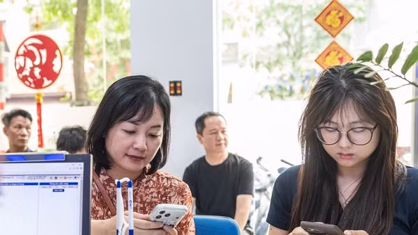 Người dân chỉ nên thực hiện qua VNeID, ứng dụng chính thức của nhà mạng hoặc điểm giao dịch hợp pháp để được hỗ trợ chuẩn hóa thông tin thuê bao di động; tuyệt đối không cung cấp OTP, mật khẩu, ảnh khuôn mặt hay bấm vào đường link lạ. (Ảnh ĐOÀN THỦY)
