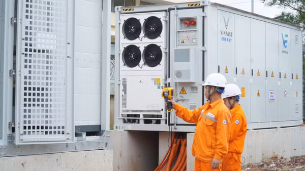 Hệ thống pin lưu trữ năng lượng (BESS) tại Bắc Ninh góp phần tăng khả năng điều tiết, hỗ trợ lưới điện trong những thời điểm phụ tải tăng cao. (Ảnh: EVNNPC cung cấp)