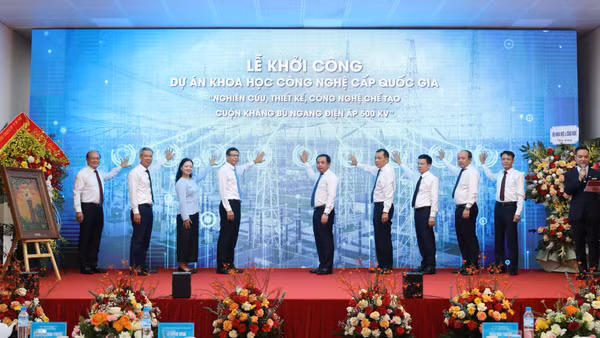 Các đại biểu thực hiện nghi thức khởi công dự án khoa học công nghệ cấp Quốc gia "Nghiên cứu, thiết kế, công nghệ chế tạo cuộn kháng bù ngang điện áp 500kV". (Ảnh: NGỌC TUẤN)