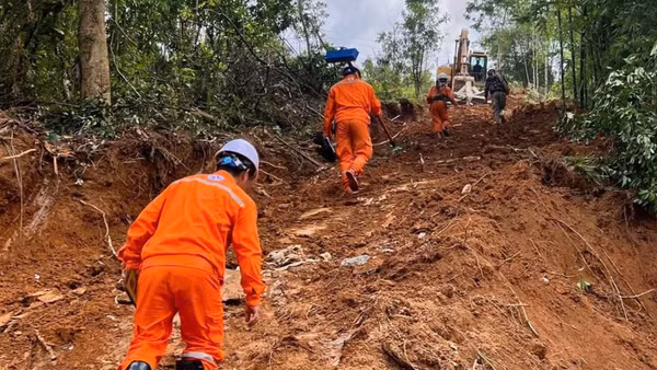 Nhóm công tác Công ty Điện lực Thanh Hóa kiểm tra và xử lý cột bị đổ gãy do mưa lớn gây ra sạt lở. (Ảnh: EVNNPC cung cấp)