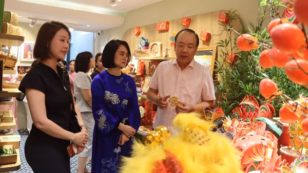 Cục trưởng Quản lý và Phát triển thị trường trong nước Trần Hữu Linh tham quan các gian hàng tại chương trình “Sức sống hàng Việt” số 11 với chủ đề “Rằm rộ phố cổ-Hà Nội trong tôi. (Ảnh: BẢO TRUNG)