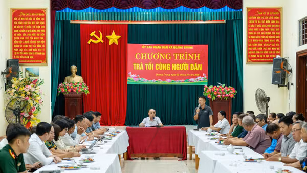 Trong không gian Trà tối với người dân tại Nhà văn hóa thôn Lam Cốt, xã Quang Trung, thành phố Bắc Ninh, những trao đổi cởi mở đã tháo gỡ nhiều băn khoăn, trăn trở từ cơ sở. (ảnh: Thủy Nguyên)