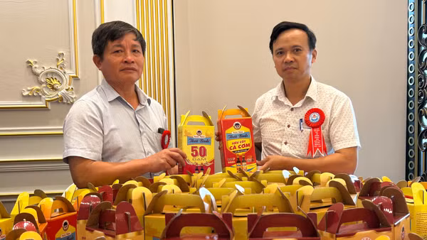 Nước mắm truyền thống đạt tiêu chuẩn 4 sao của tỉnh Hưng Yên được trưng bày tại Hội nghị Doanh nghiệp tỉnh Hưng Yên. (Ảnh: PHẠM HÀ)