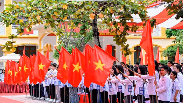 Nghi lễ chào cờ khai giảng năm học 2026-2027 tại Trường trung học phổ thông Lê Quý Đôn, tỉnh Hưng Yên. (Ảnh: DUY LINH)
