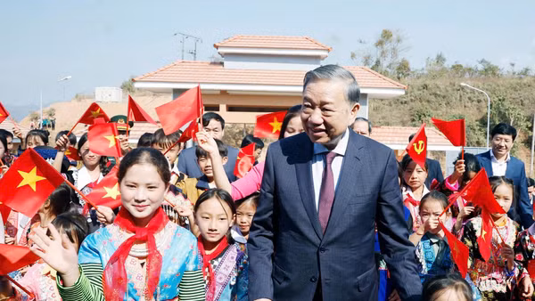 Tổng Bí thư, Chủ tịch nước Tô Lâm dự Lễ khánh thành Trường phổ thông nội trú liên cấp tiểu học và trung học cơ sở Si Pa Phìn tại Bản Nậm Chim 1, xã Si Pa Phìn, cách trung tâm tỉnh Điện Biên khoảng 100km (31/1/2026). (Ảnh: Thống Nhất/ TTXVN)