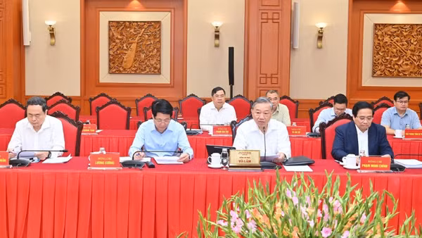 Tập thể Bộ Chính trị làm việc với các ban thường vụ cấp ủy trực thuộc Trung ương về công tác chuẩn bị đại hội. (Ảnh: ĐĂNG KHOA)