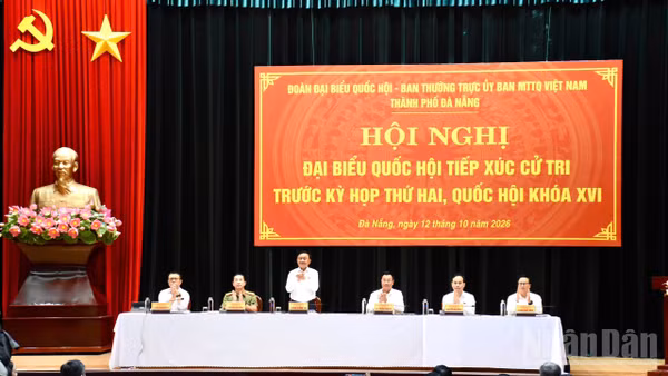 Thường trực Ban Bí thư Trần Cẩm Tú, đại biểu Quốc hội khóa XVI đơn vị thành phố Đà Nẵng dự hội nghị tiếp xúc cử tri trước Kỳ họp thứ hai, Quốc hội khóa XVI.