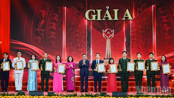 Thường trực Ban Bí thư Trần Cẩm Tú và Chủ tịch Ủy ban Trung ương Mặt trận Tổ quốc Việt Nam Bùi Thị Minh Hoài trao giải A cho các tác giả, nhóm tác giả. (Ảnh: DUY LINH)