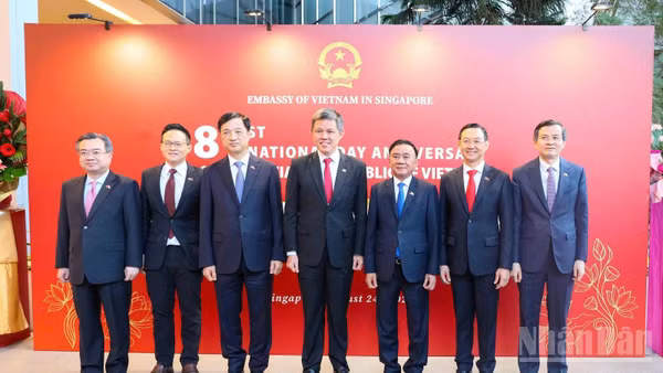 Thường trực Ban Bí thư Trần Cẩm Tú và Đoàn đại biểu cấp cao dự Lễ kỷ niệm 81 năm Quốc khánh nước Cộng hòa xã hội chủ nghĩa Việt Nam (2/9/1945-2/9/2026), do Đại sứ quán Việt Nam tại Singapore tổ chức.