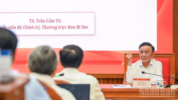 Thường trực Ban Bí thư Trần Cẩm Tú giới thiệu và trao đổi chuyên đề: Xây dựng Đảng trong sạch, vững mạnh toàn diện, “là đạo đức, là văn minh”, đảm đương sứ mệnh lãnh đạo, cầm quyền trong kỷ nguyên phát triển mới. (Ảnh: THẾ ĐẠI)