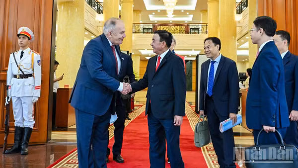 Thường trực Ban Bí thư Trần Cẩm Tú nhiệt liệt chào mừng Chủ tịch Thürmer Gyula và Đoàn đại biểu Đảng Công nhân Hungary, nhân dịp Đoàn thăm và làm việc tại Việt Nam. Ảnh (DUY LINH)
