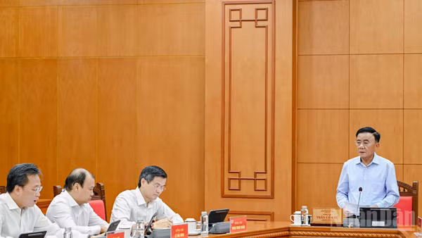 Thường trực Ban Bí thư Trần Cẩm Tú chủ trì làm việc với lãnh đạo chủ chốt của Học viện Chính trị quốc gia Hồ Chí Minh. (Ảnh: DUY LINH)