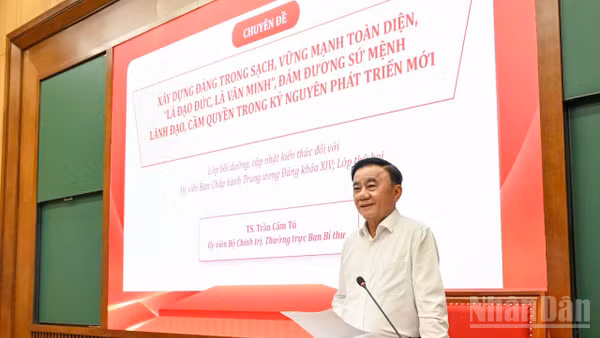 Đồng chí Trần Cẩm Tú, Ủy viên Bộ Chính trị, Thường trực Ban Bí thư giới thiệu và trao đổi chuyên đề Xây dựng Đảng với các đồng chí Ủy viên Trung ương Đảng (lớp thứ 2). (Ảnh: DUY LINH)