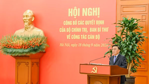 Thường trực Ban Bí thư Trần Cẩm Tú phát biểu chúc mừng và giao nhiệm vụ cho các đồng chí được phân công, điều động đảm nhiệm vị trí công tác mới. (Ảnh: DUY LINH)