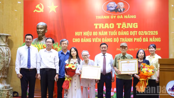 Đồng chí Trần Cẩm Tú, Ủy viên Bộ Chính trị, Thường trực Ban Bí thư dự và trao Huy hiệu 80 năm tuổi Đảng tại Thành ủy Đà Nẵng.
