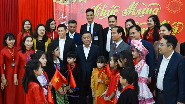 Thường trực Ban Bí thư Trần Cẩm Tú thăm, chúc Tết và tặng quà tại Trung tâm công tác xã hội và Bảo trợ xã hội số 1 tỉnh Lào Cai. (Ảnh: DUY LINH)