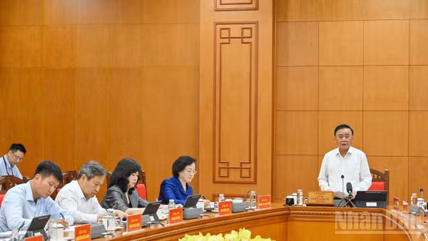 Thường trực Ban Bí thư Trần Cẩm Tú chủ trì làm việc với Đảng ủy Chính phủ và một số bộ, ngành về sơ kết một năm thực hiện Nghị quyết số 72-NQ/TW. (Ảnh: THỦY NGUYÊN)