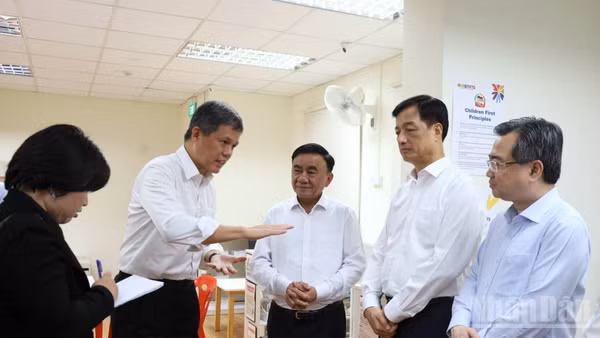 Phó Tổng Thư ký Đảng Hành động Nhân dân, Bộ trưởng Quốc phòng kiêm Bộ trưởng Điều phối dịch vụ công Chan Chun Sing giới thiệu với Thường trực Ban Bí thư Trần Cẩm Tú cách thức lãnh đạo Đảng Hành động Nhân dân Singapore tiếp xúc cử tri.