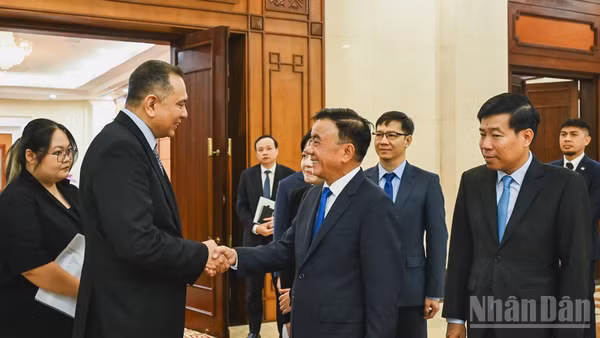 Thường trực Ban Bí thư Trần Cẩm Tú tiếp ông Christopher Pragasam, Cục trưởng Cục Công vụ, kiêm Giám đốc điều hành Trường Công vụ Quốc tế Singapore. (Ảnh: DUY LINH)