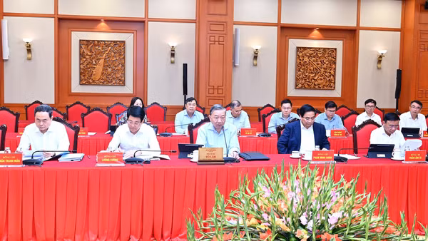 Bộ Chính trị làm việc với các Đảng ủy trực thuộc Trung ương về tổ chức Đại hội Đảng nhiệm kỳ 2025-2030. (Ảnh: ĐĂNG KHOA)