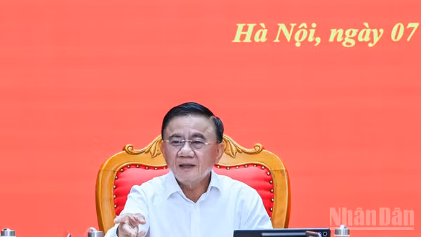 Đồng chí Trần Cẩm Tú, Ủy viên Bộ Chính trị, Thường trực Ban Bí thư, Bí thư Đảng ủy các cơ quan Đảng Trung ương chủ trì Hội nghị Ban Thường vụ Đảng ủy. (Ảnh: DUY LINH)