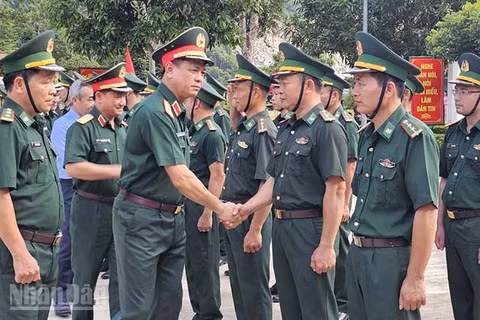 Thứ trưởng Bộ Quốc phòng thăm lực lượng vũ trang ở các xã biên giới tỉnh Thanh Hóa. (Ảnh: MAI LUẬN)