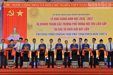 Các đại biểu cắt băng khánh thành Trường phổ thông nội trú Tiểu học và Trung học cơ sở xã Sơn Thủy, tỉnh Thanh Hóa. (Ảnh: MAI LUẬN)