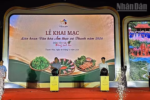 Lãnh đạo tỉnh Thanh Hóa và Cục Du lịch Việt Nam thực hiện nghi thức khai mạc Liên hoan. (Ảnh: Mai Luận)