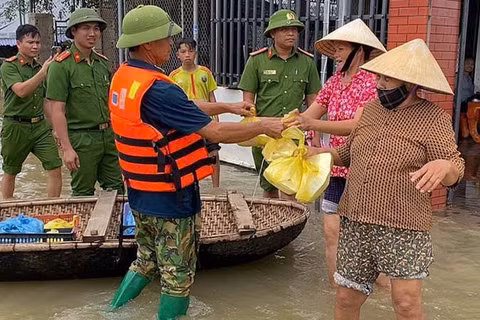 Công an Thanh Hóa cấp phát suất ăn cho người dân vùng ngập nước. (Ảnh: Công an Thanh Hóa)