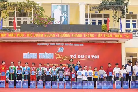 Thanh niên Thanh Hóa cùng Bộ đội Biên phòng tặng quà cho học sinh nghèo, vượt khó. (Ảnh: Bộ đội Biên phòng Thanh Hóa)