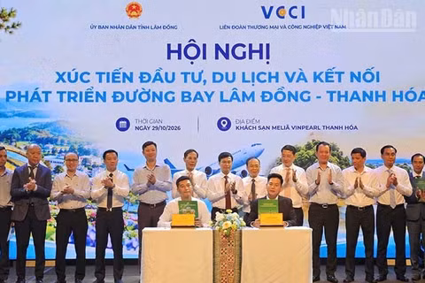 Doanh nghiệp tỉnh Thanh Hóa và Lâm Đồng ký thỏa thuận hợp tác cùng phát triển. (Ảnh: Mai Luận)