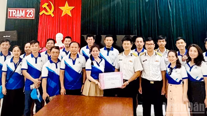 Đoàn công tác Khối thi đua số 7 - các cơ quan, đơn vị cấp tỉnh Lâm Đồng tặng quà các chiến sĩ hải quân Trạm ra-đa 23 trên đảo Hòn Tranh, đặc khu Phú Quý.