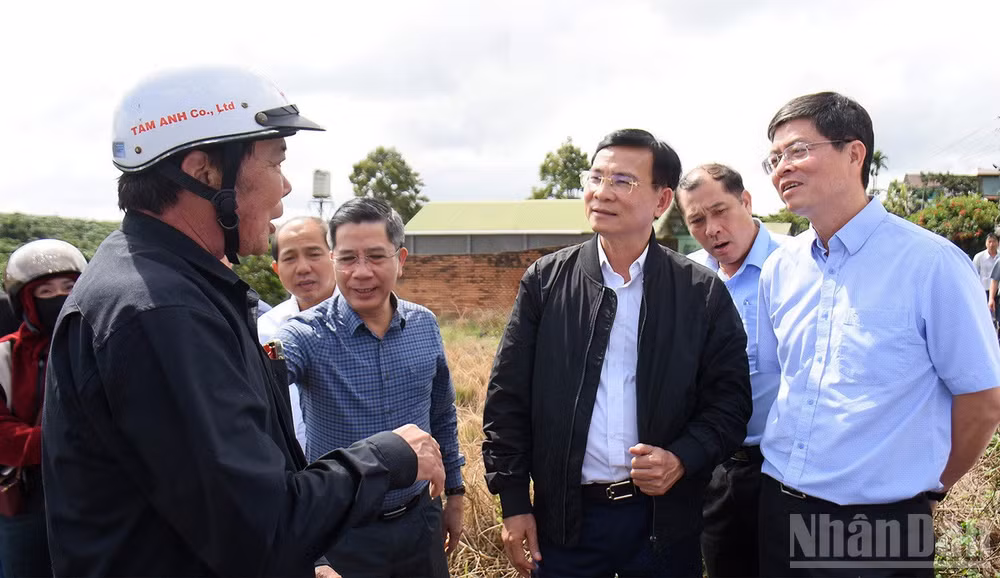 ndo_br_7-doan-cong-tac-do-cac-dong-chi-ho-van-muoi-chu-tich-ubnd-tinh-dan-dau-tham-hoi-dong-vien-cac-gia-dinh-co-dien-tich-dat-nam-trong-dien-thu-hoi-giai-phong-mat-bang-thi-cong-cac-du-an-cao-toc.jpg