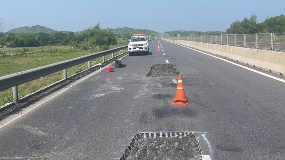 Khắc phục “ổ gà” trên cao tốc Vĩnh Hảo-Phan Thiết Khắc phục “ổ gà” trên cao tốc Vĩnh Hảo-Phan Thiết