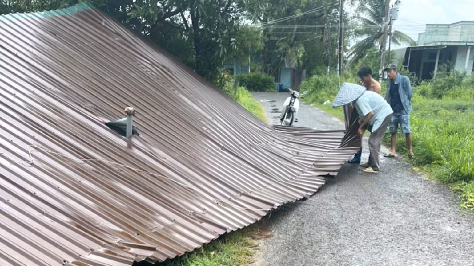 Một mái tôn của nhà dân trên xã Hàm Kiệm.