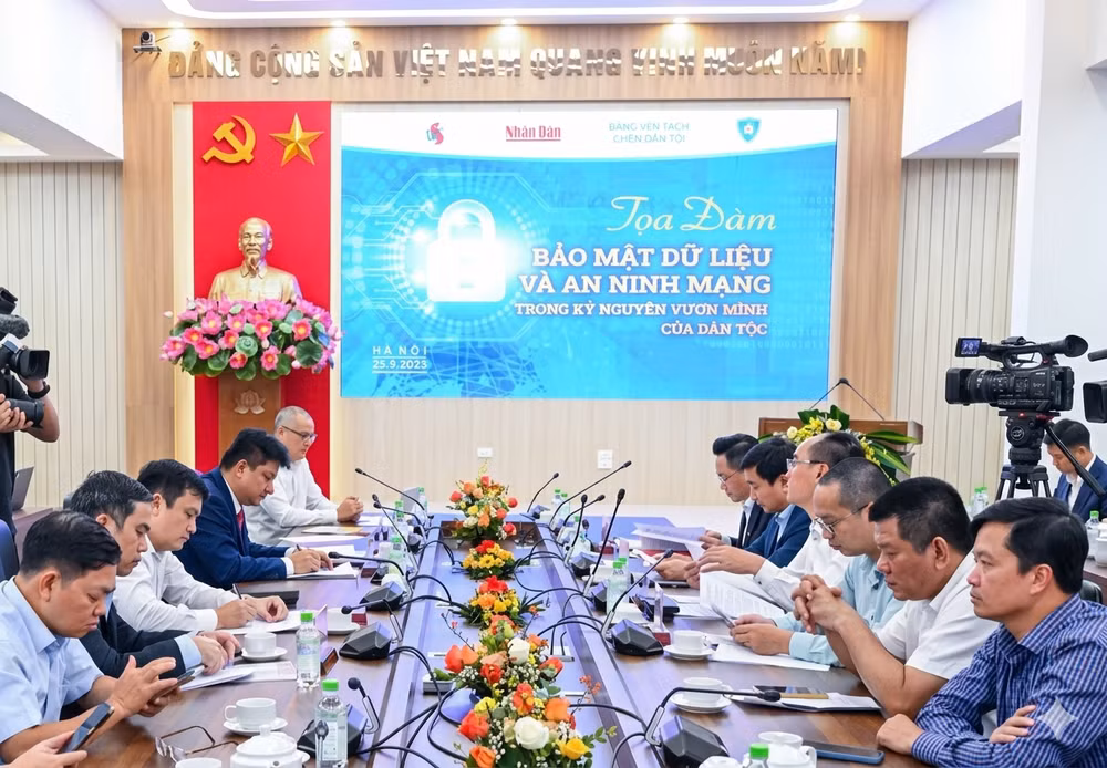 Quang cảnh buổi Tọa đàm với chủ đề “Bảo mật dữ liệu và an ninh mạng trong kỷ nguyên vươn mình của dân tộc”do Báo Nhân Dân phối hợp các đơn vị tổ chức. (Ảnh Nhật Minh)