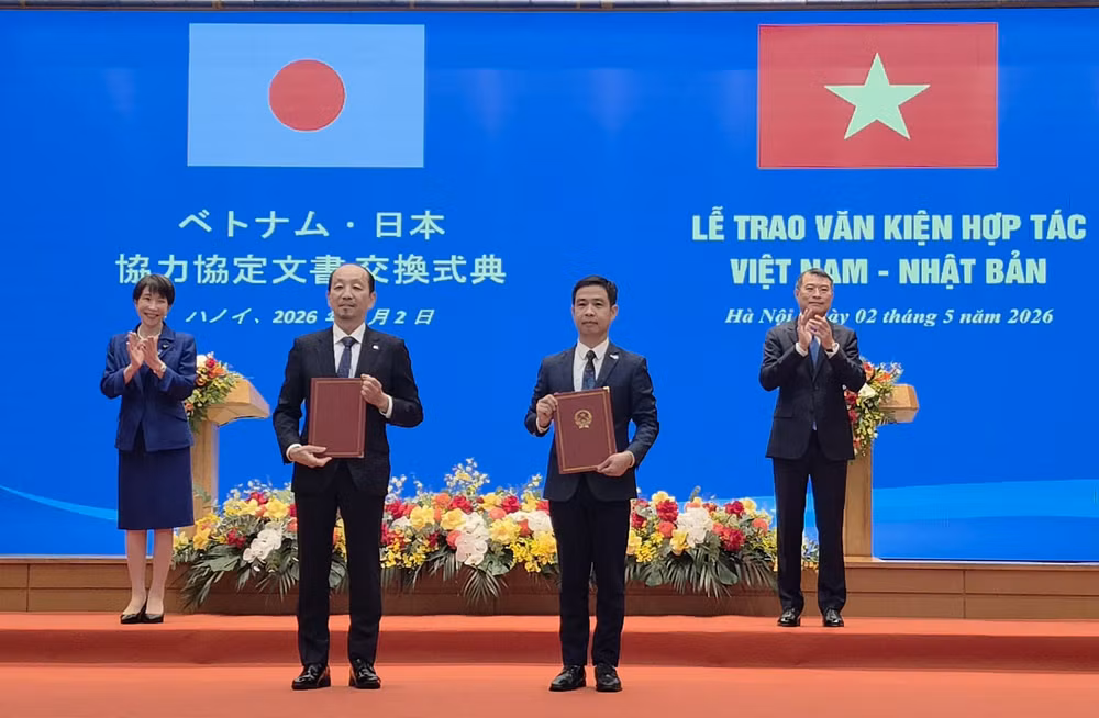 Tiến sĩ Lê Xuân Huy, Phó Tổng Giám đốc VNSC và ông Yasuo Ishii, Phó Chủ tịch cấp cao JAXA trao thỏa thuận hợp tác. (Ảnh: VNSC)