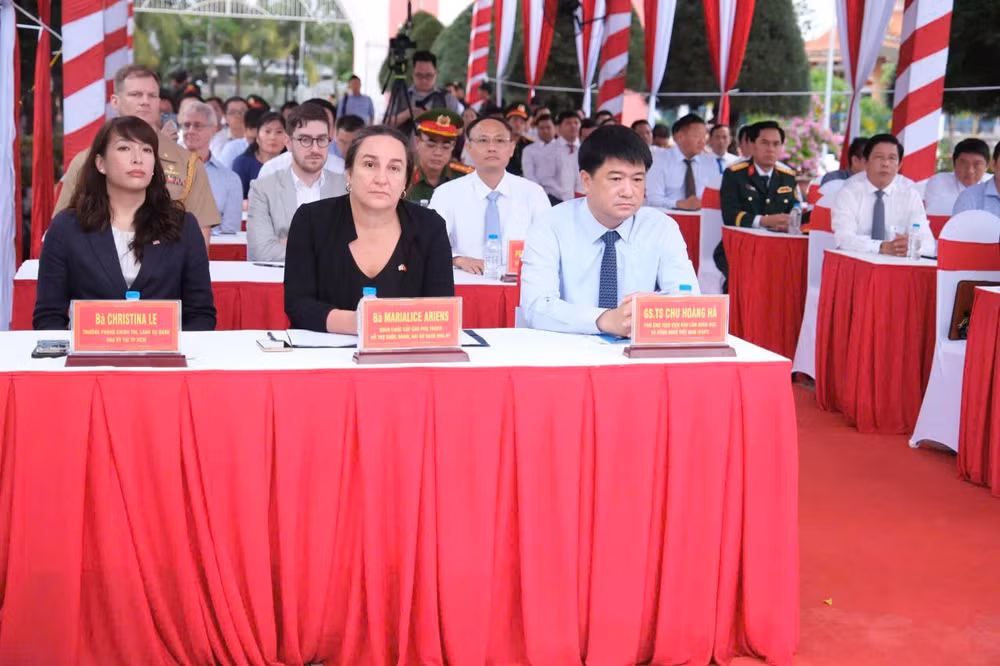 Các đại biểu tham dự Lễ khởi công lấy mẫu sinh phẩm hài cốt liệt sĩ chưa xác định được thông tin. (Ảnh: VÂN NGA)