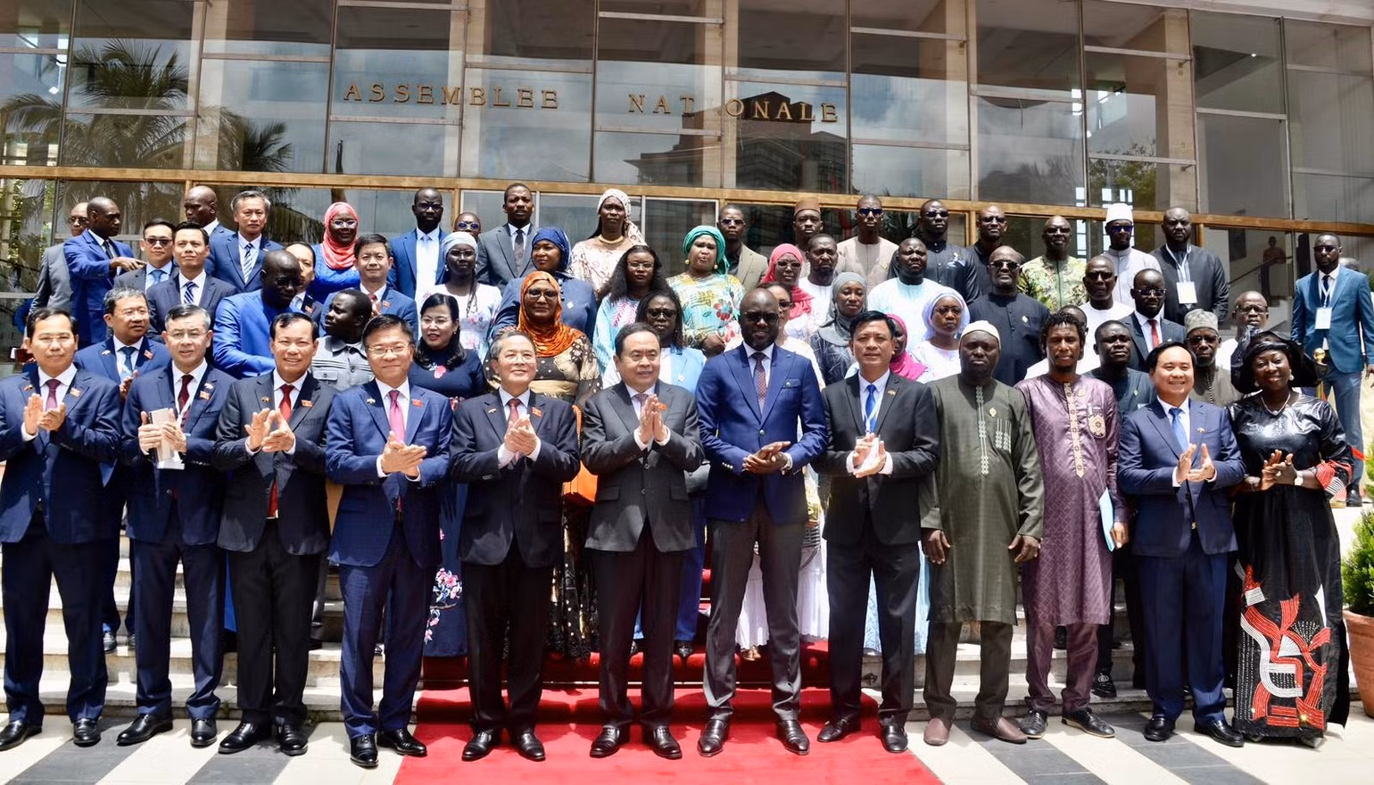 chu-tich-quoc-hoi-tran-thanh-man-va-chu-tich-quoc-hoi-senegal-el-malick-ndiaye-chup-anh-luu-niem-voi-cac-dai-bieu-hai-nuoc-du-le-ky-ket.jpg