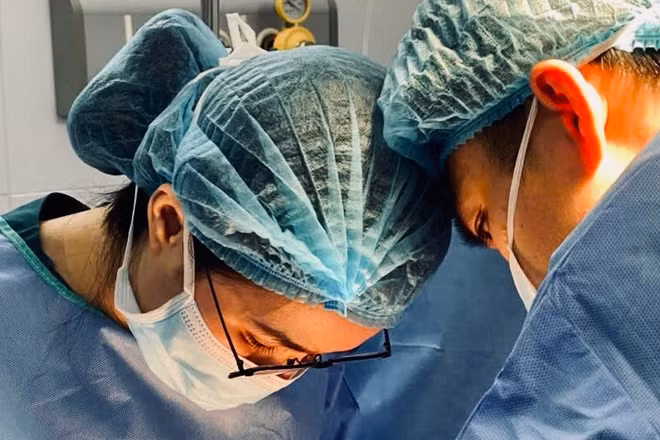 Ê-kíp bác sĩ thực hiện ca phẫu thuật.