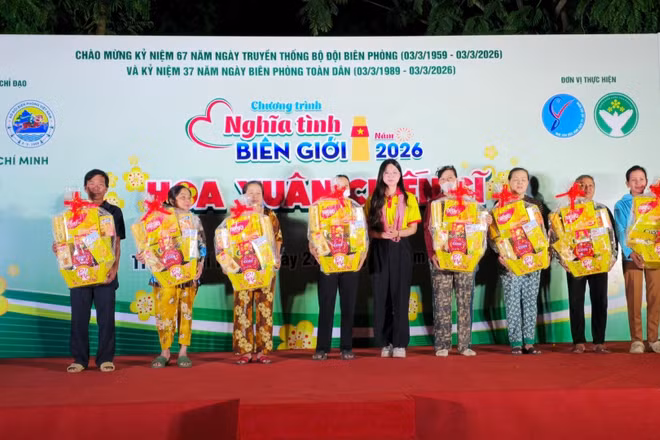 Trao quà Tết cho những hộ gia đình khó khăn tại xã Cần Giờ. (Ảnh: VĂN DANH).