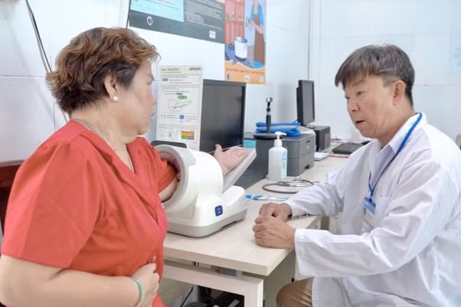 Khám sức khỏe người cao tuổi tại Trạm y tế xã Thạnh An.